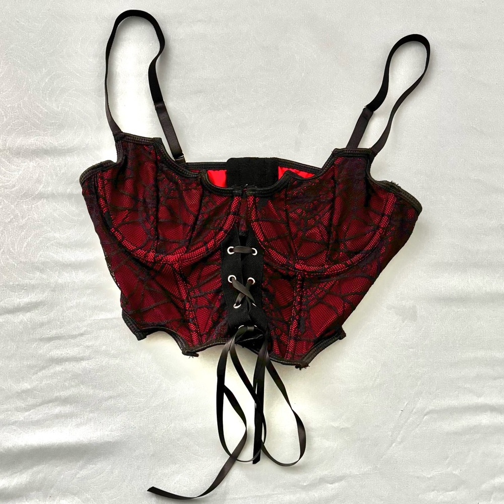 ROMWE Red and Black Lace-Up Crop Top